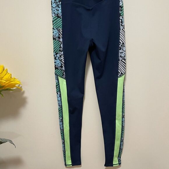 New FP Movement Run Remix Leggings /
Daisy Check Combo
Retail $98
NWOT - Picture 8 of 12